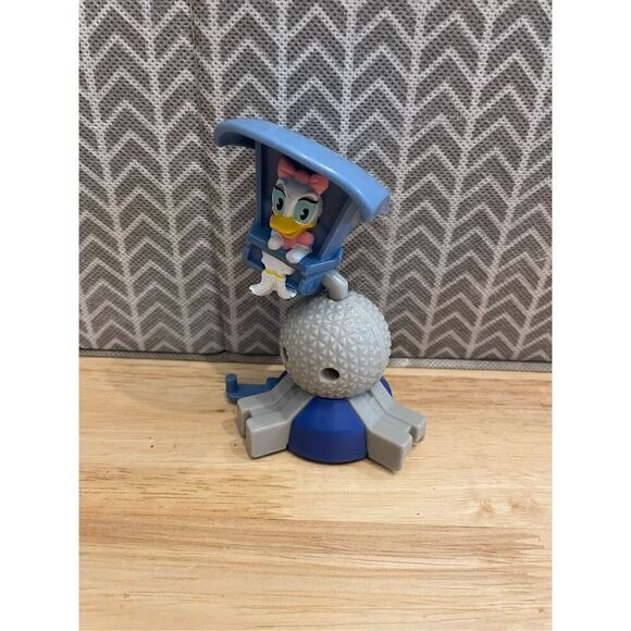 Soarin around the world Disney Daisy duck Epcot toy figurine - Picture 1 of 3